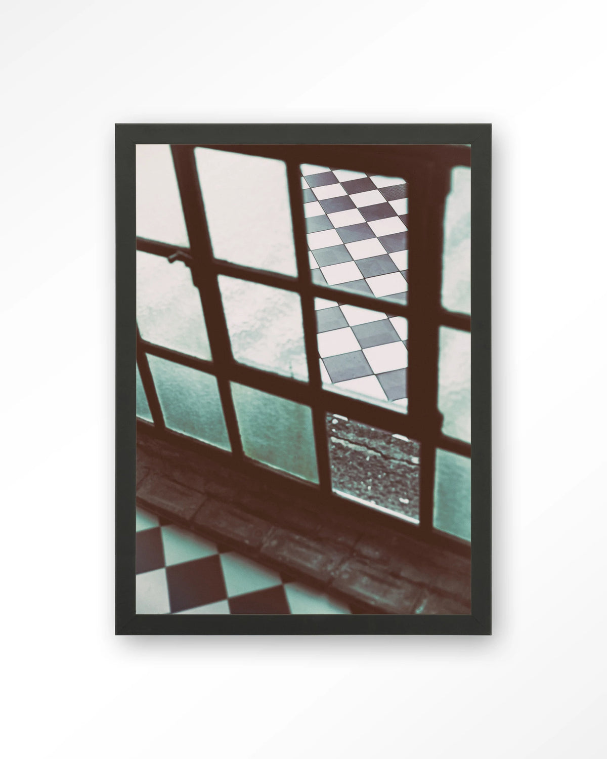 No Squaring @ My Door – raam met geblokte vloer – Art print – Hout zwart