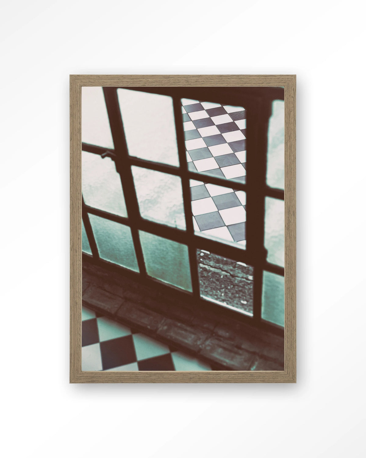 No Squaring @ My Door – raam met geblokte vloer – Art print – Hout bruin
