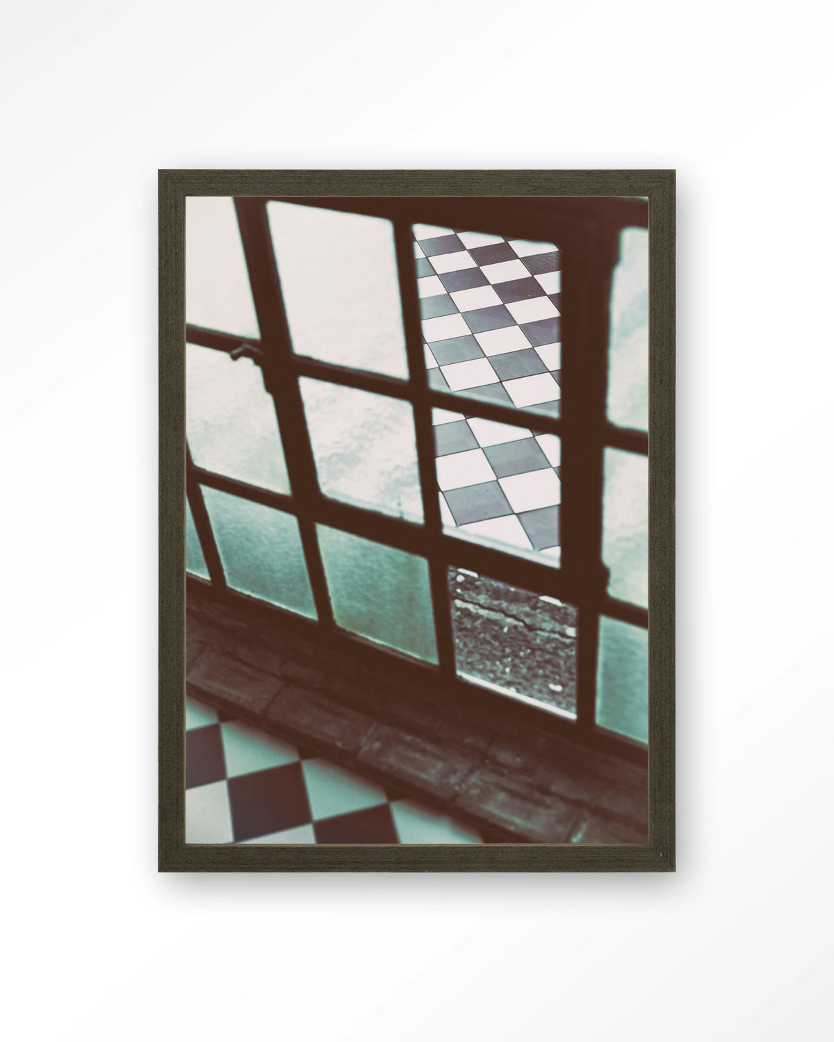 No Squaring @ My Door – raam met geblokte vloer – Art print – Hout donkerbruin