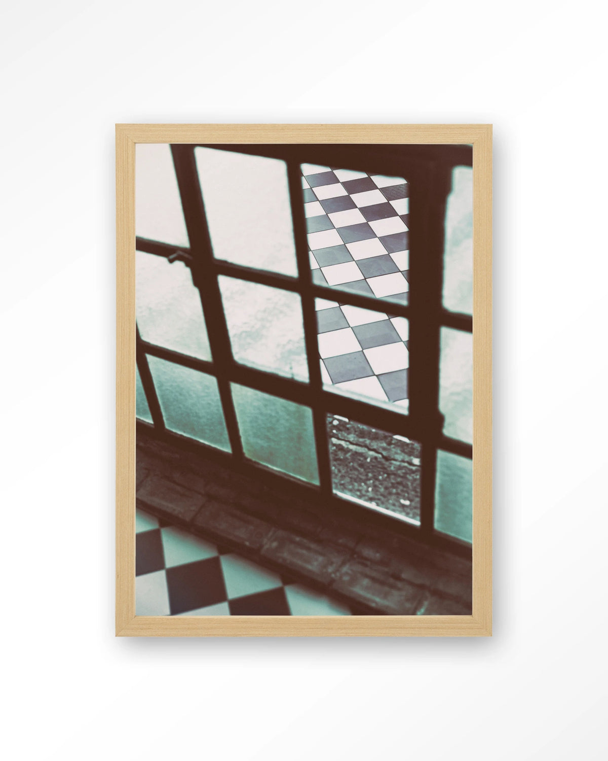 No Squaring @ My Door – raam met geblokte vloer – Art print – Hout naturel