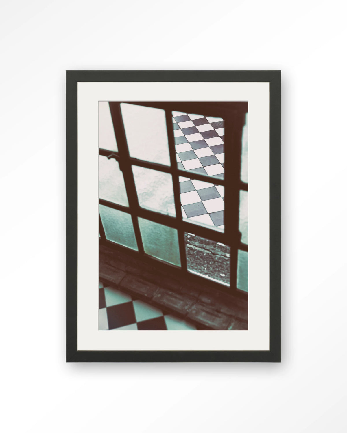 No Squaring @ My Door – raam met geblokte vloer – Art print – Hout zwart + passe-partout