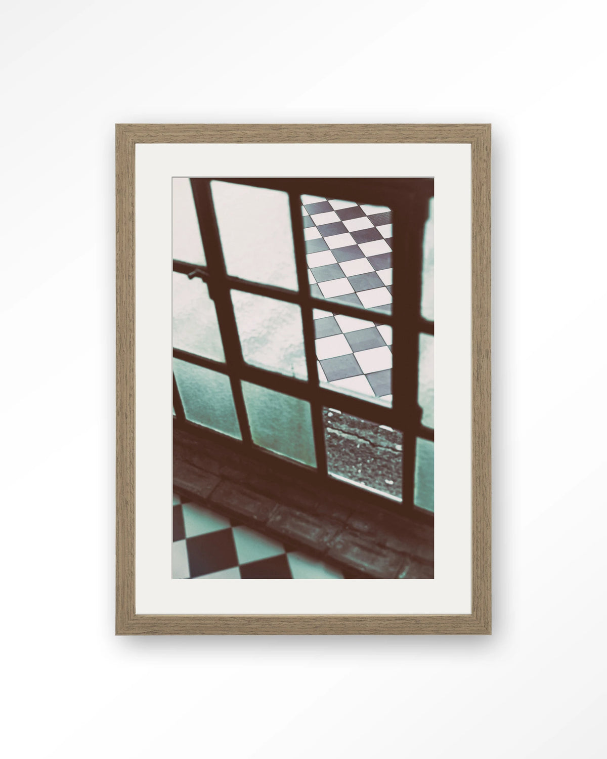 No Squaring @ My Door – raam met geblokte vloer – Art print – Hout bruin + passe-partout