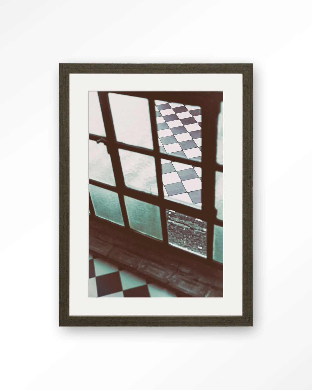 No Squaring @ My Door – raam met geblokte vloer – Art print – Hout donkerbruin + passe-partout
