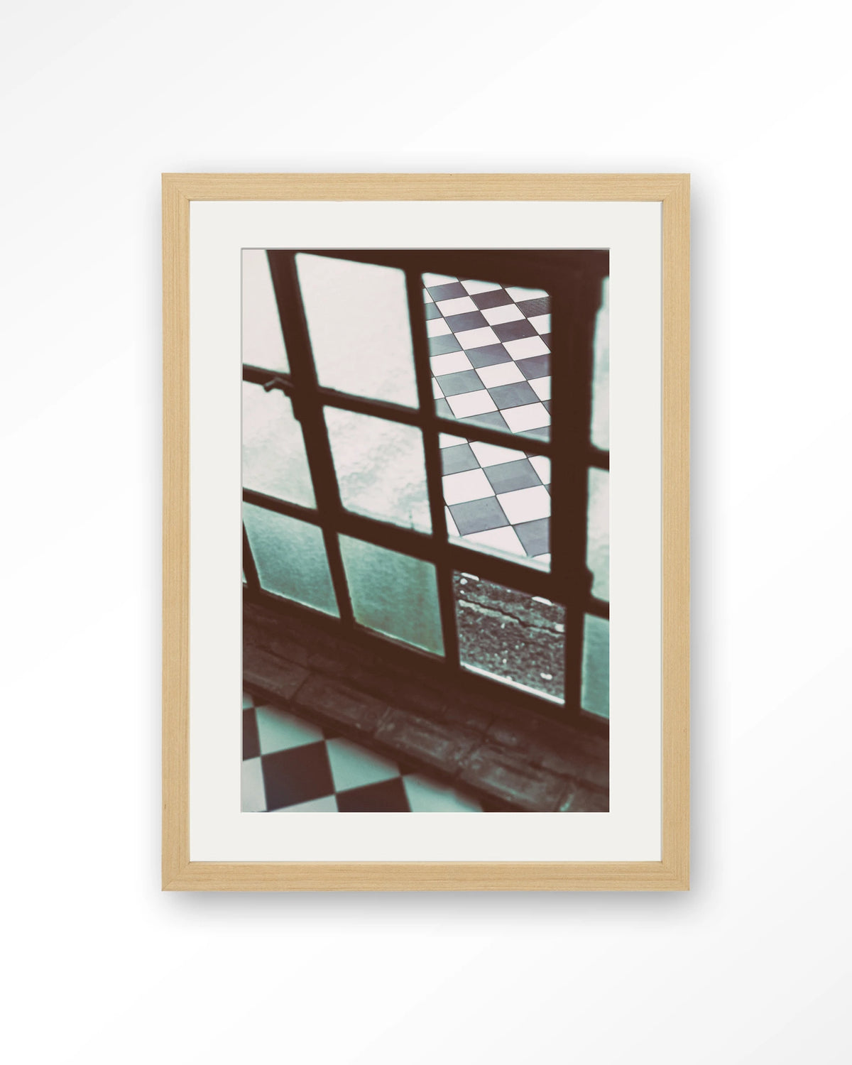 No Squaring @ My Door – raam met geblokte vloer – Art print – Hout naturel + passe-partout