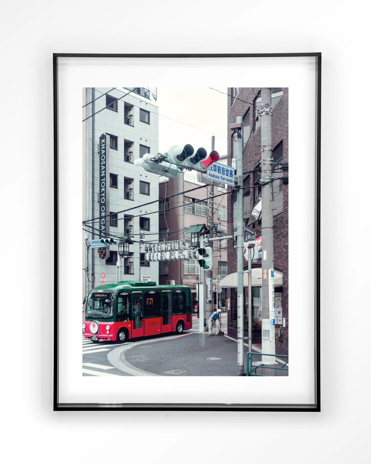 Complementary Bus – rode bus in Japanse stad – Art print – Acryl zwart