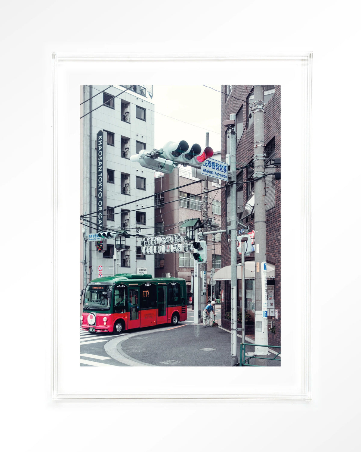 Complementary Bus – rode bus in Japanse stad – Art print – Acryl doorzichtig