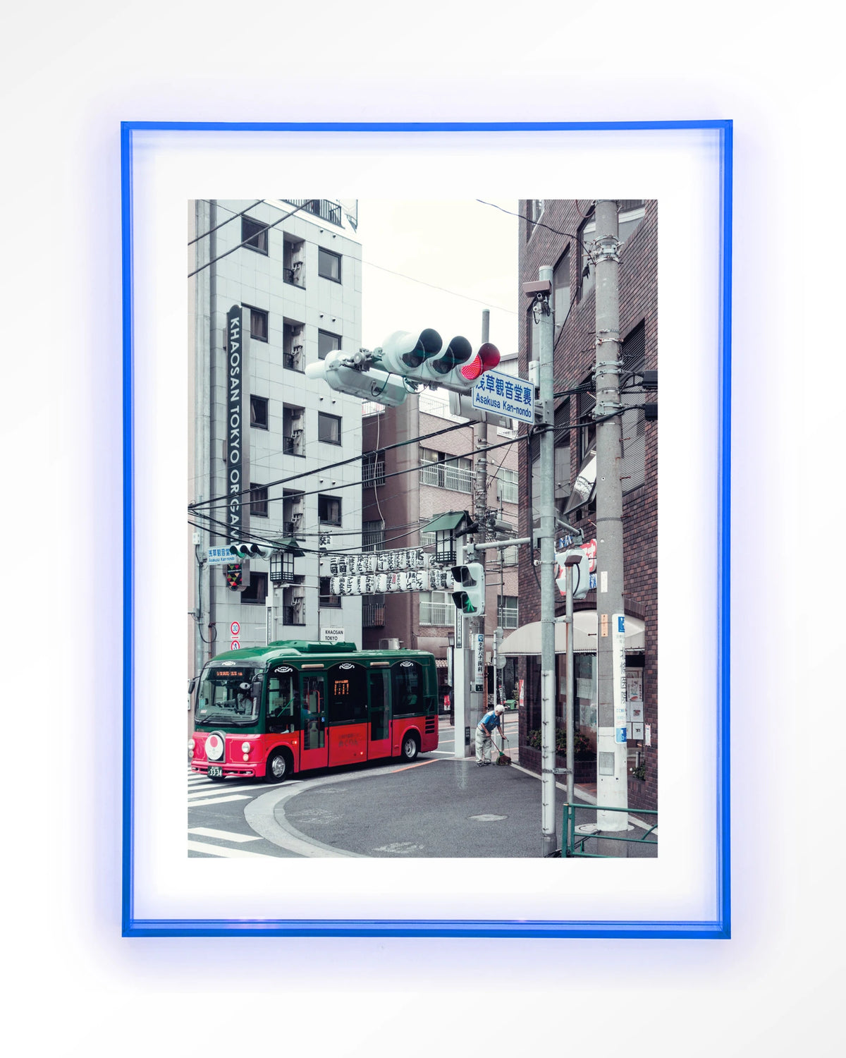 Complementary Bus – rode bus in Japanse stad – Art print – Acryl lichtblauw