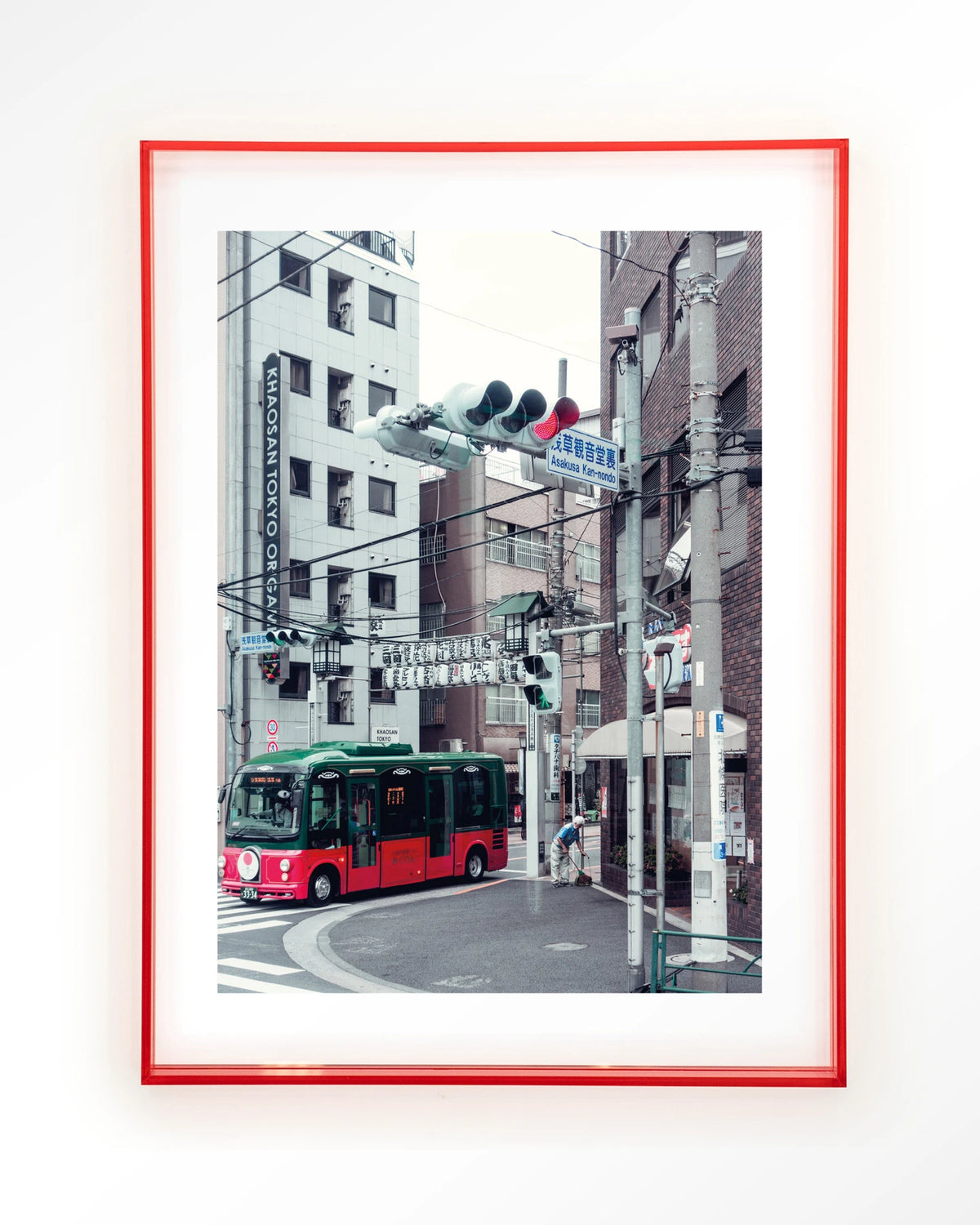 Complementary Bus – rode bus in Japanse stad – Art print – Acryl roze