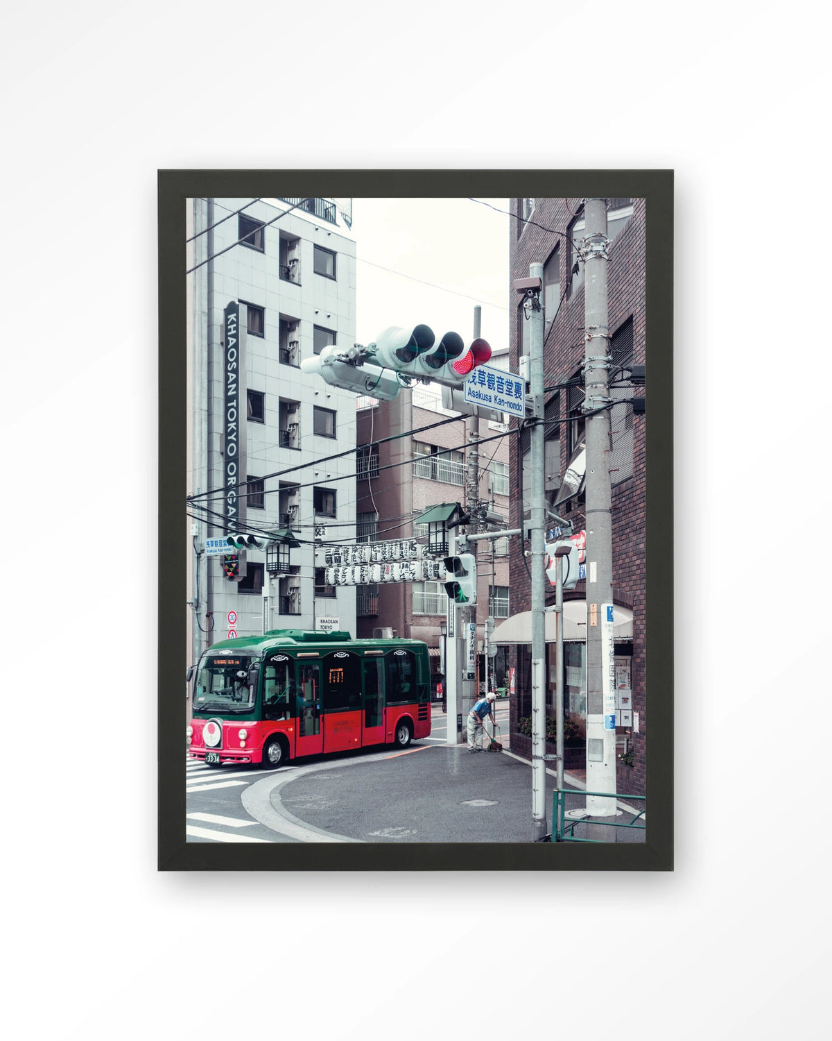 Complementary Bus – rode bus in Japanse stad – Art print – Hout zwart