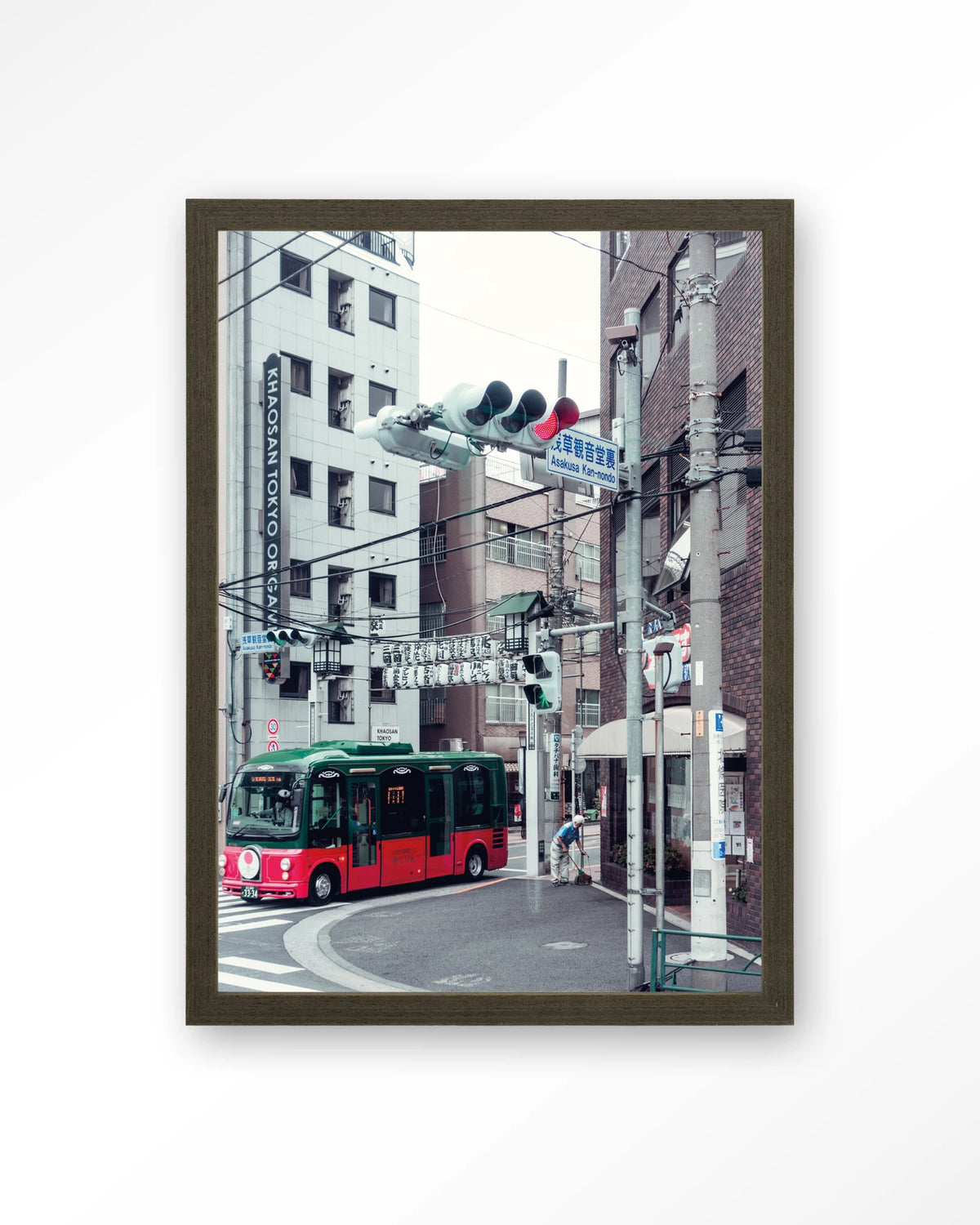 Complementary Bus – rode bus in Japanse stad – Art print – Hout donkerbruin