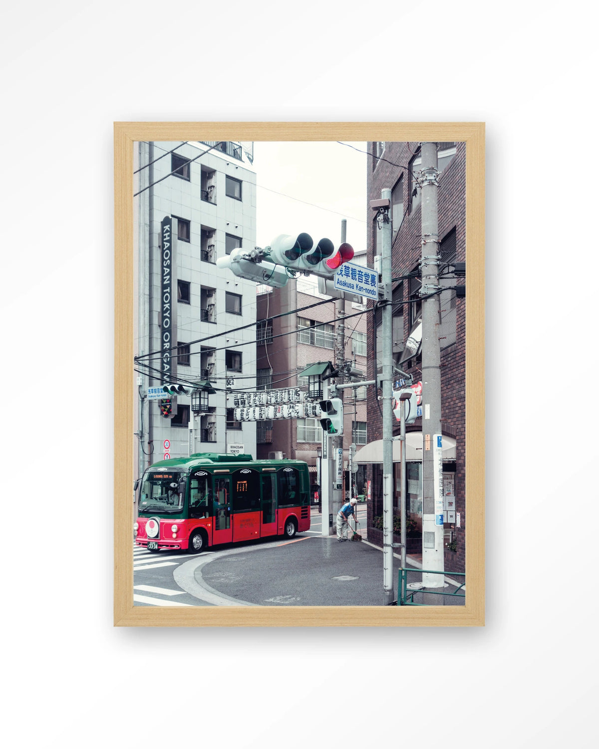 Complementary Bus – rode bus in Japanse stad – Art print – Hout naturel