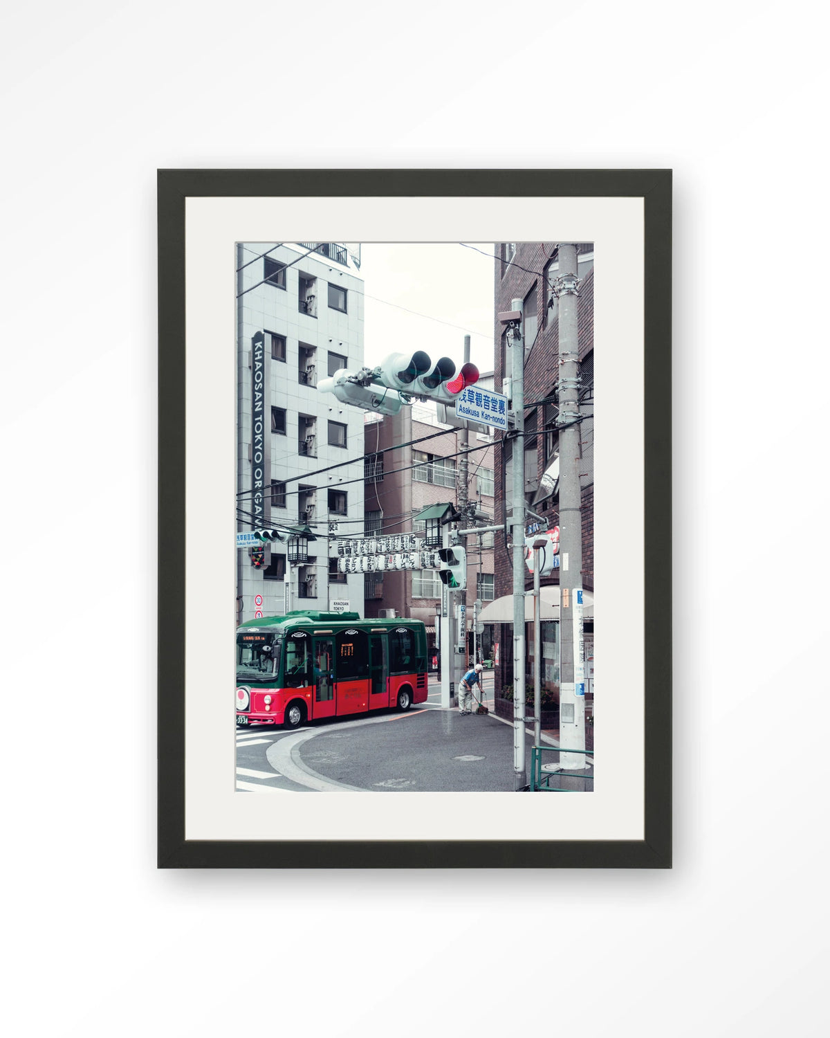Complementary Bus – rode bus in Japanse stad – Art print – Hout zwart + passe-partout