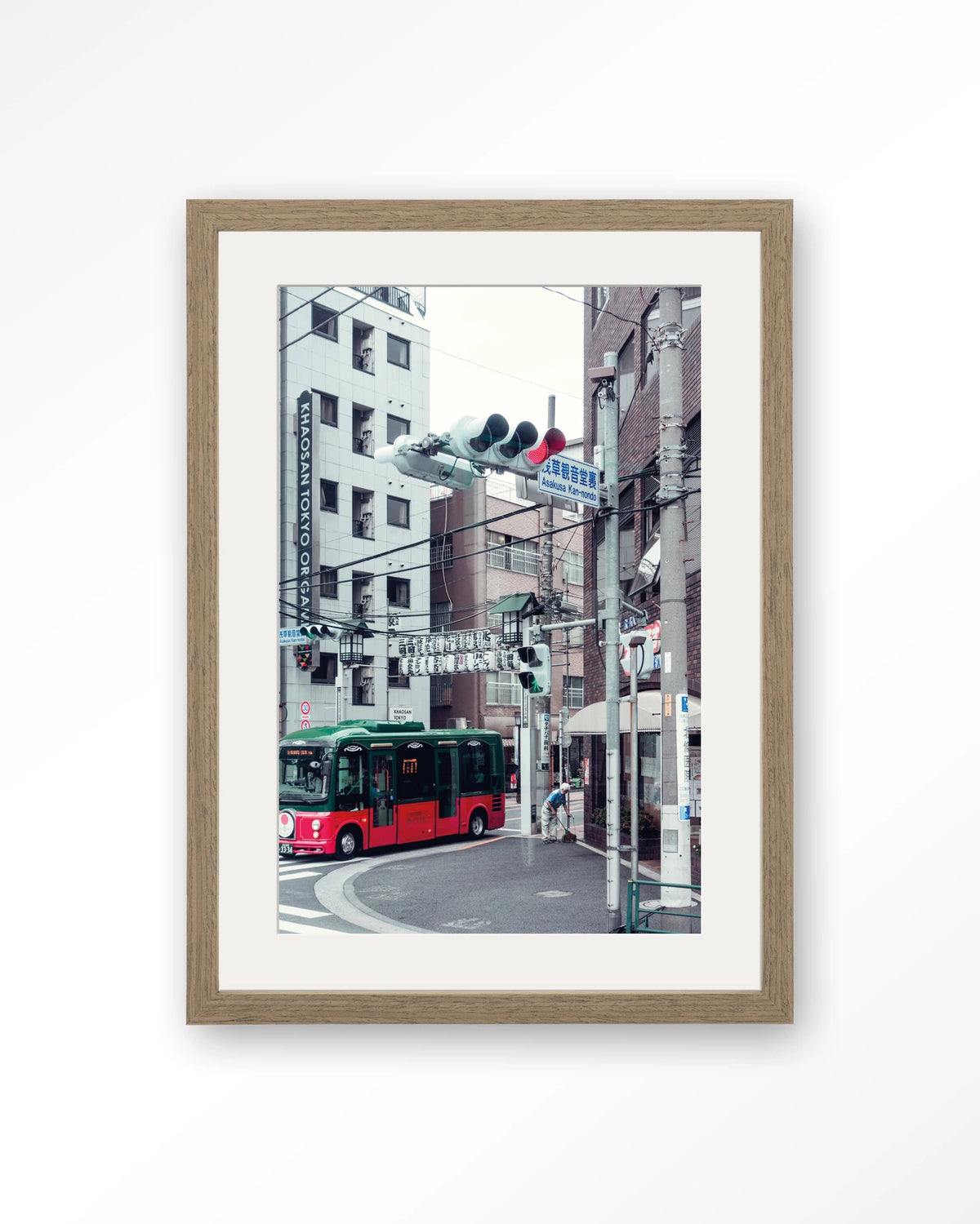 Complementary Bus – rode bus in Japanse stad – Art print – Hout bruin + passe-partout