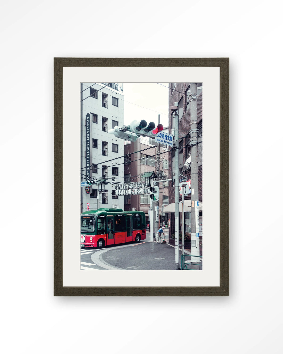Complementary Bus – rode bus in Japanse stad – Art print – Hout donkerbruin + passe-partout