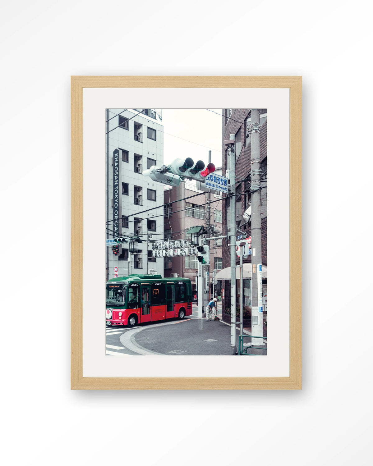Complementary Bus – rode bus in Japanse stad – Art print – Hout naturel + passe-partout