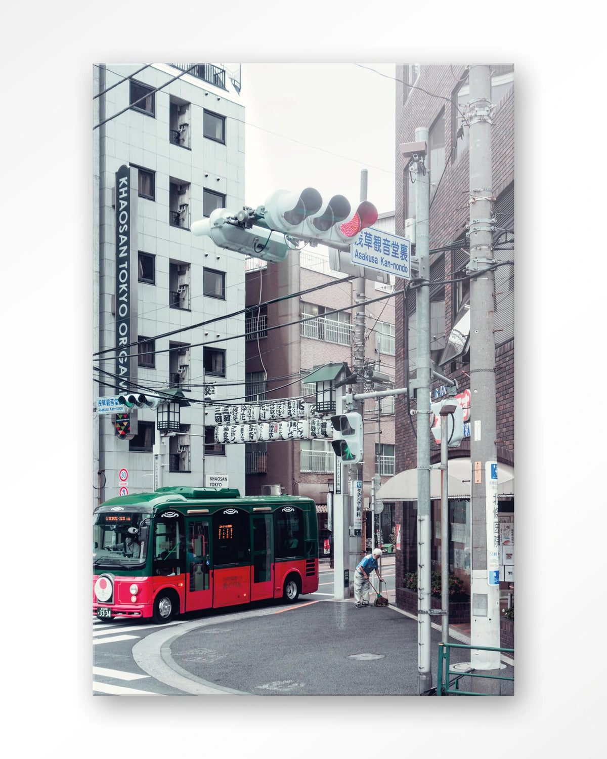 Complementary Bus – rode bus in Japanse stad – Glas – Blinde montage