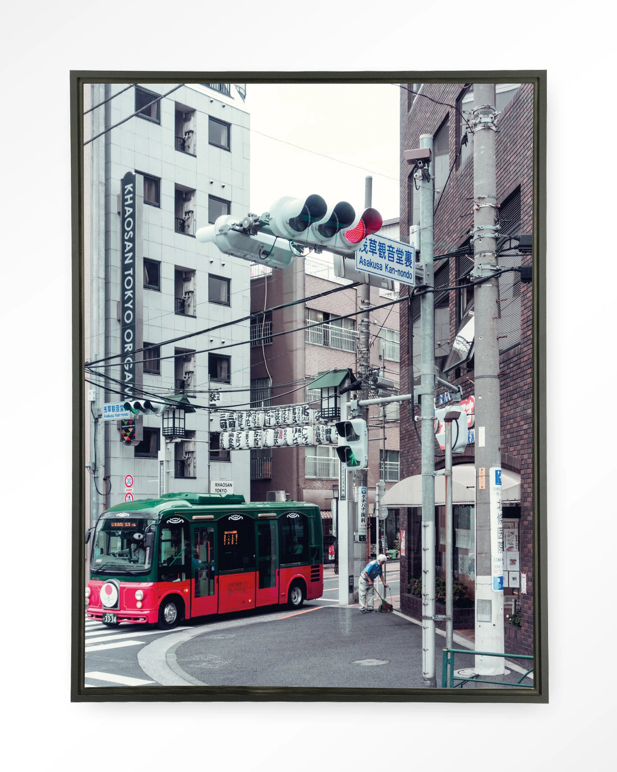 Complementary Bus – rode bus in Japanse stad – Wandkleed – Floating frame – zwart
