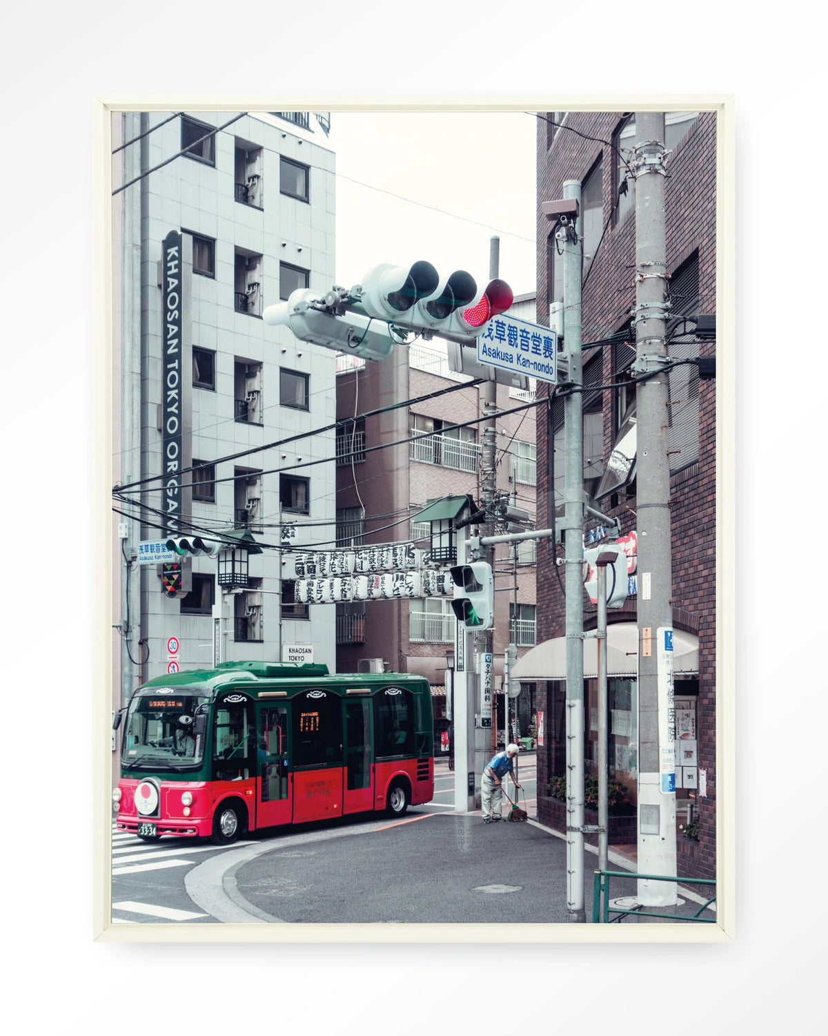 Complementary Bus – rode bus in Japanse stad – Wandkleed – Floating frame – wit