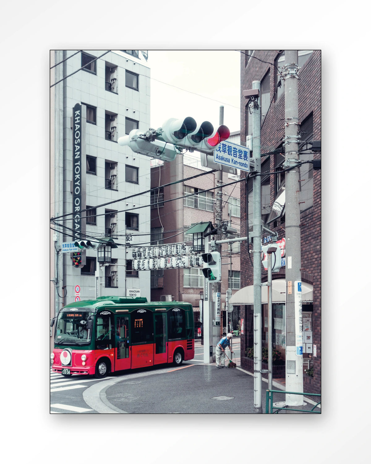 Complementary Bus – rode bus in Japanse stad – Wandkleed – Frame – zwart