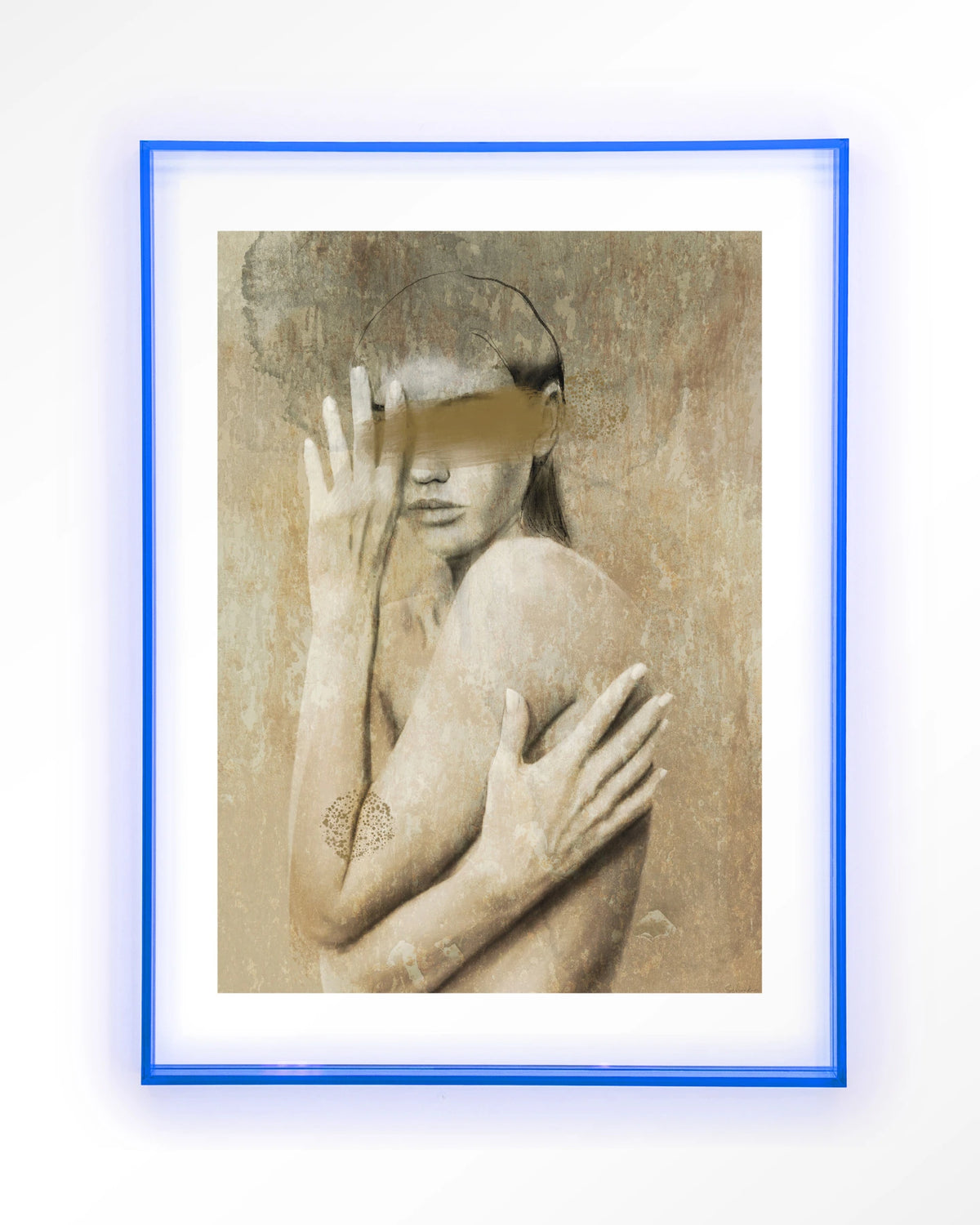 Touching Me – vrouw in beige, kunstzinnig portret – Art print – Acryl lichtblauw
