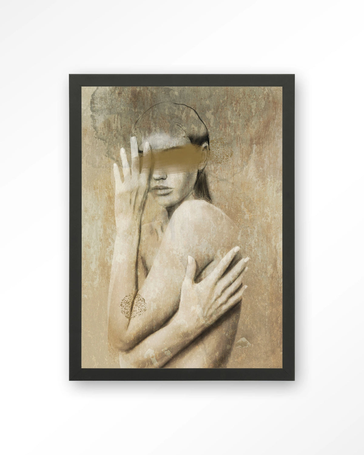 Touching Me – vrouw in beige, kunstzinnig portret – Art print – Hout zwart