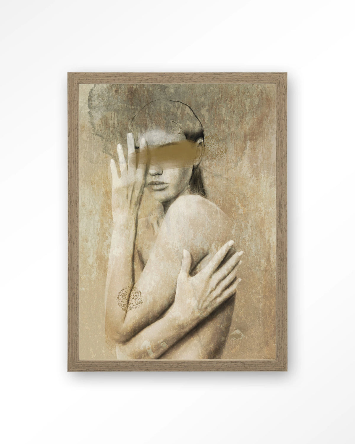Touching Me – vrouw in beige, kunstzinnig portret – Art print – Hout bruin