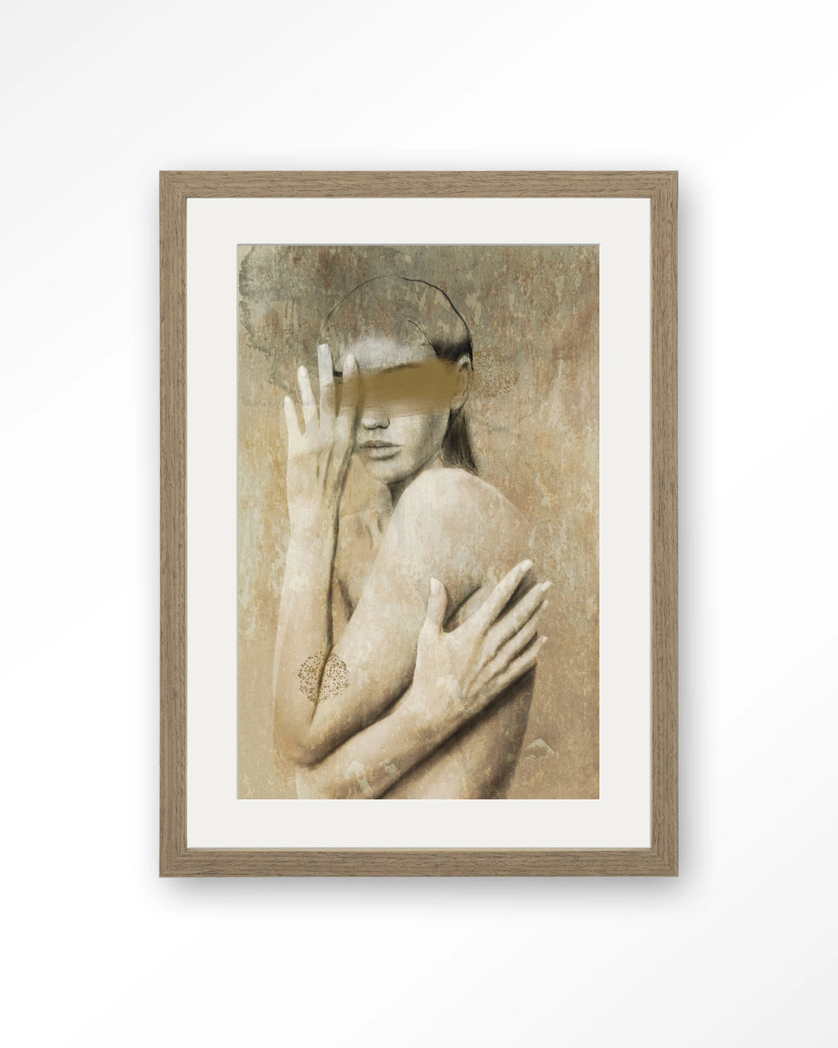 Touching Me – vrouw in beige, kunstzinnig portret – Art print – Hout bruin + passe-partout
