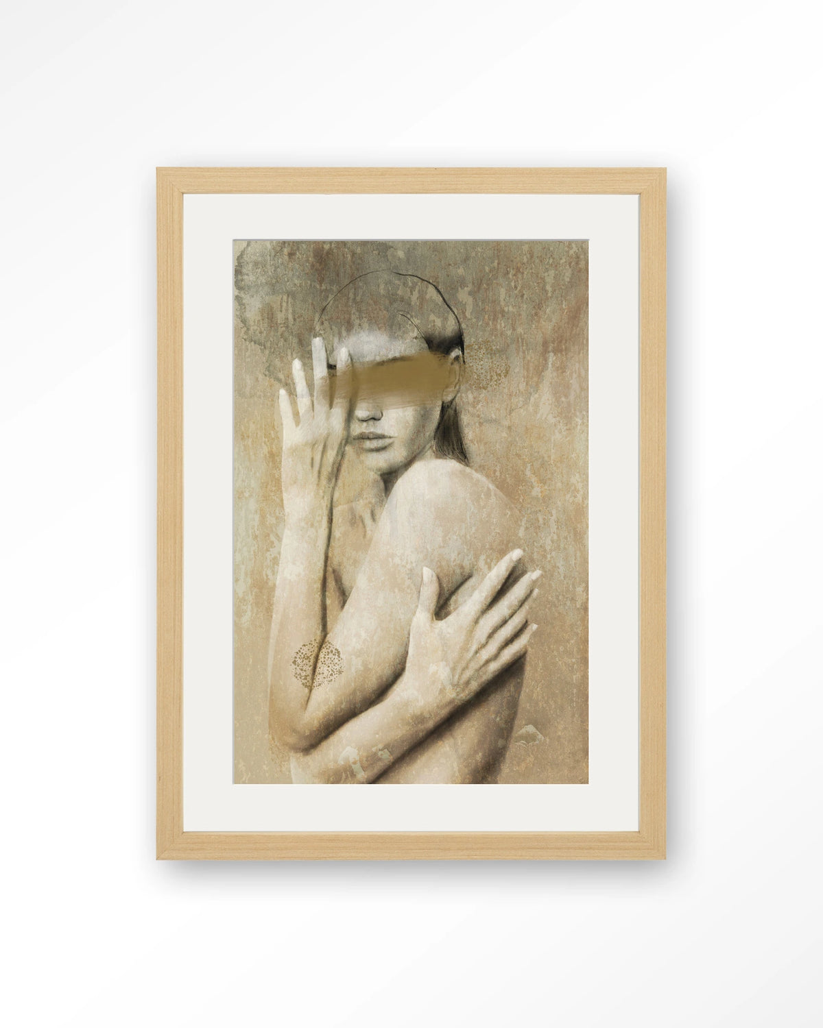 Touching Me – vrouw in beige, kunstzinnig portret – Art print – Hout naturel + passe-partout