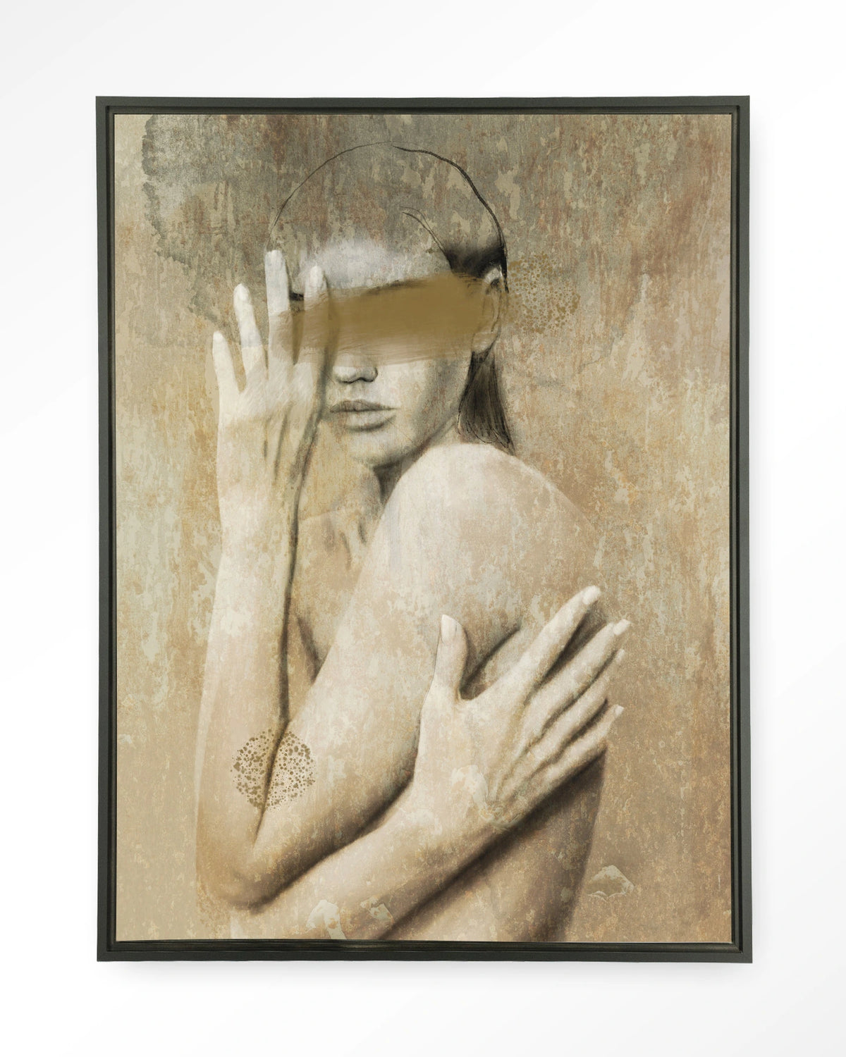 Touching Me – vrouw in beige, kunstzinnig portret – Wandkleed – Floating frame – zwart