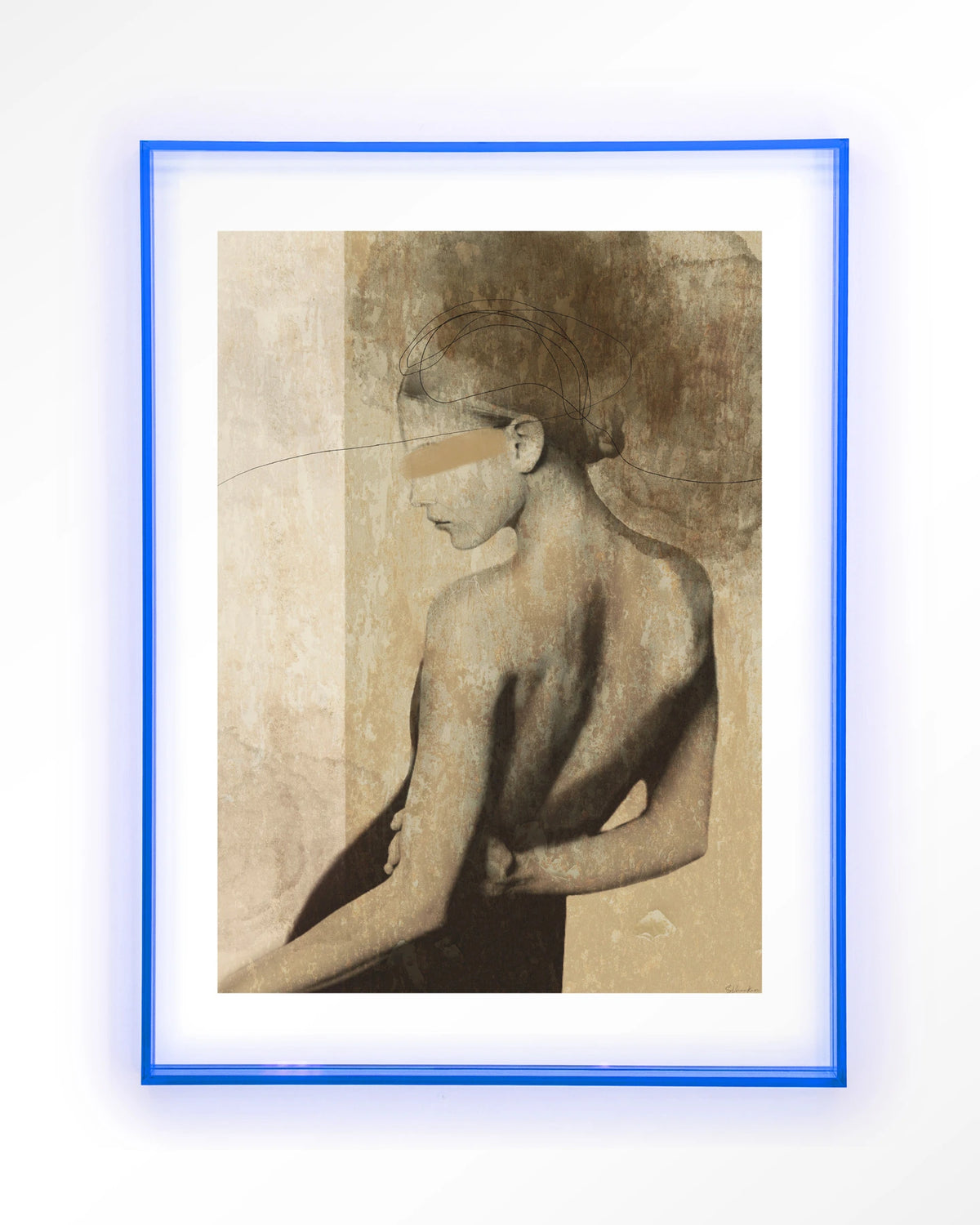 Back To You – vrouw van achteren in aardetinten – Art print – Acryl lichtblauw
