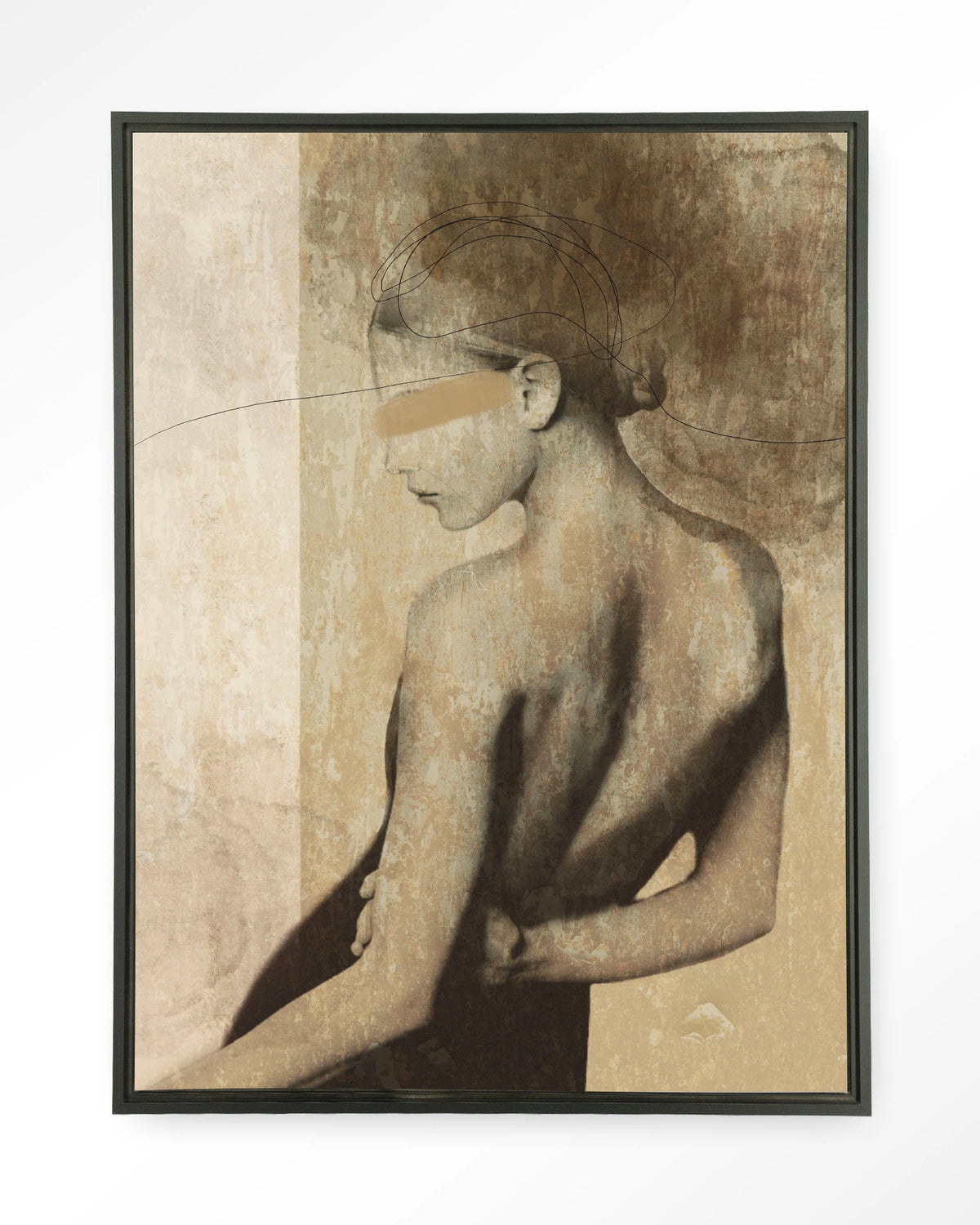 Back To You – vrouw van achteren in aardetinten – Wandkleed – Floating frame – zwart