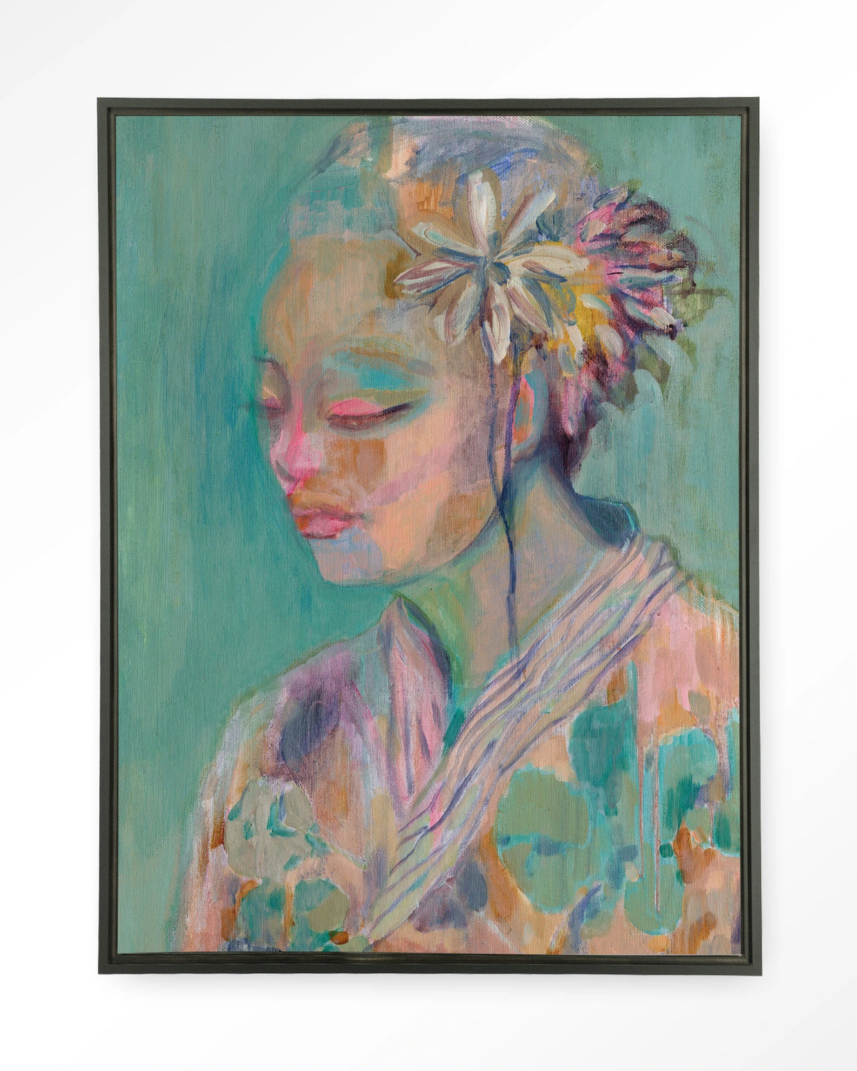 Calm – portret van vrouw met bloem in pastel – Wandkleed – Floating frame – zwart