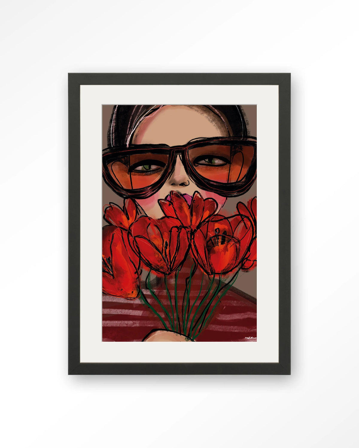 Poppy – vrouw met zonnebril en rode tulpen – Art print – Hout zwart + passe-partout