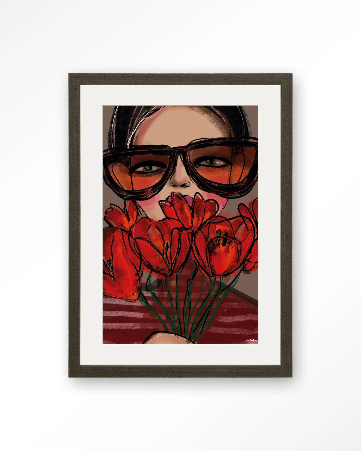 Poppy – vrouw met zonnebril en rode tulpen – Art print – Hout donkerbruin + passe-partout