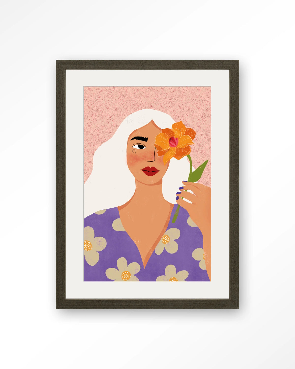 Flower Girly – vrouw met witte haren en bloem – Art print – Hout donkerbruin + passe-partout