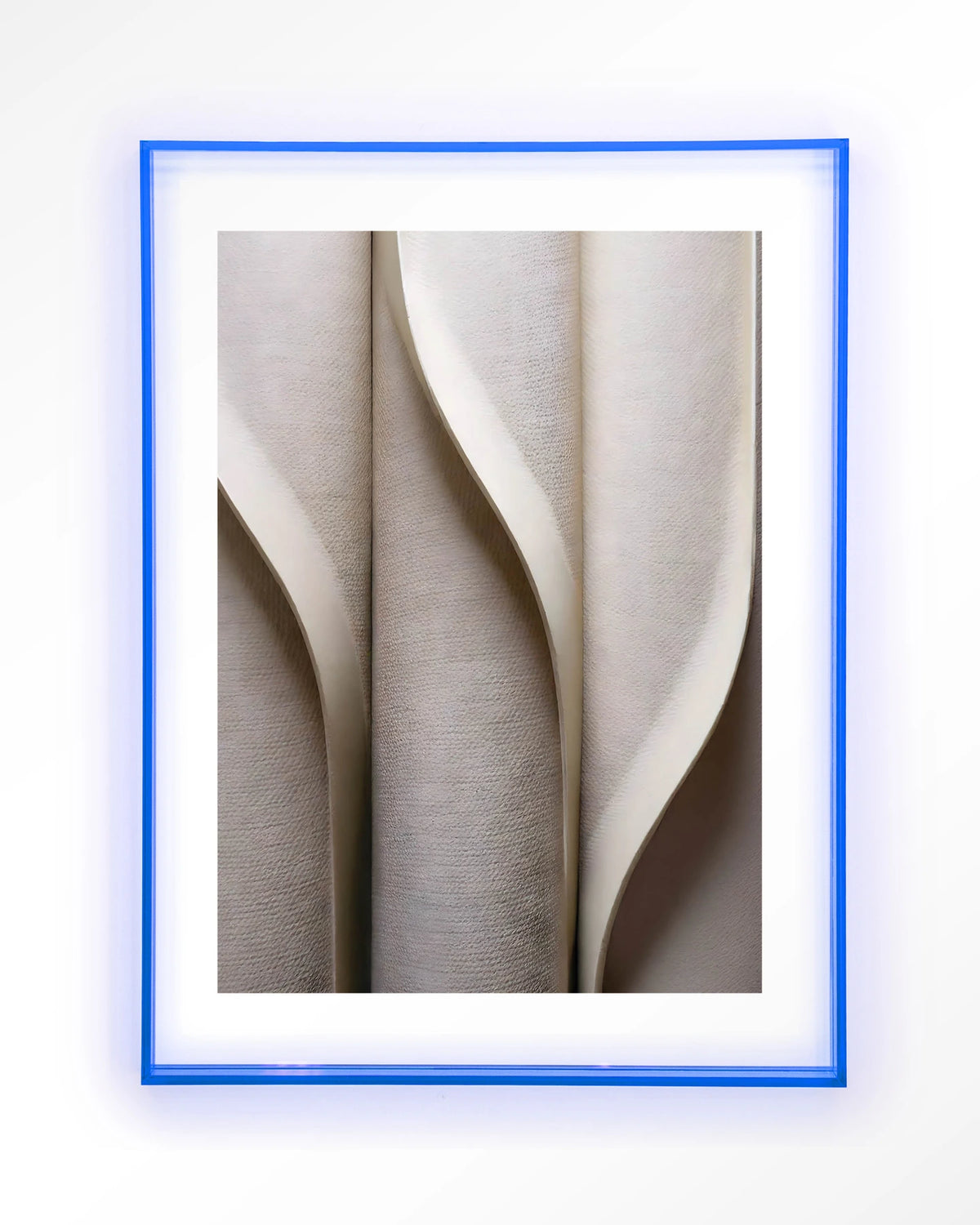 Silent Waves – abstracte plooien in beige – Art print – Acryl lichtblauw