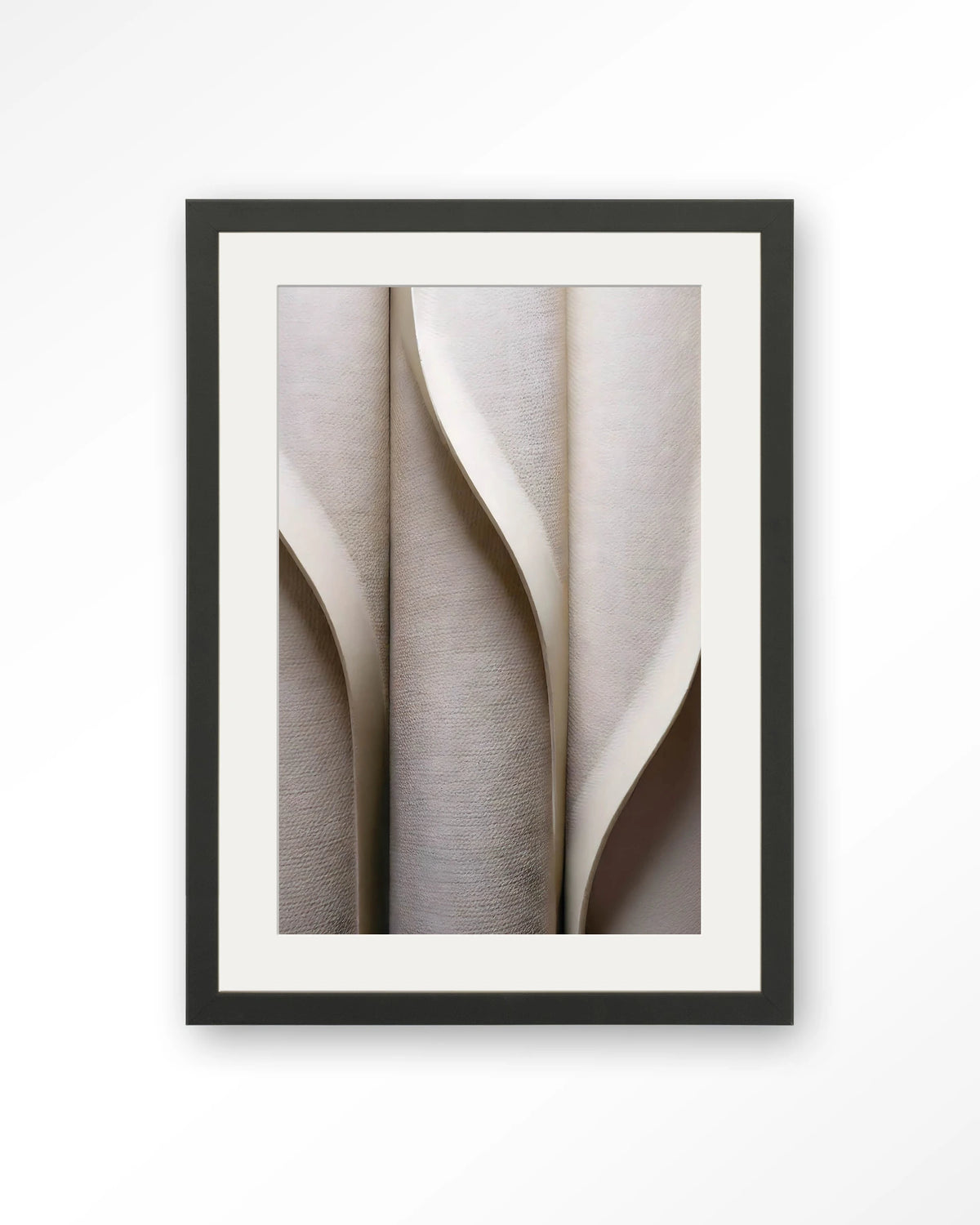 Silent Waves – abstracte plooien in beige – Art print – Hout zwart + passe-partout