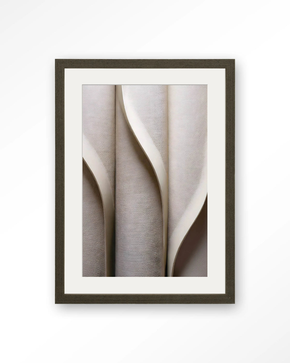 Silent Waves – abstracte plooien in beige – Art print – Hout donkerbruin + passe-partout