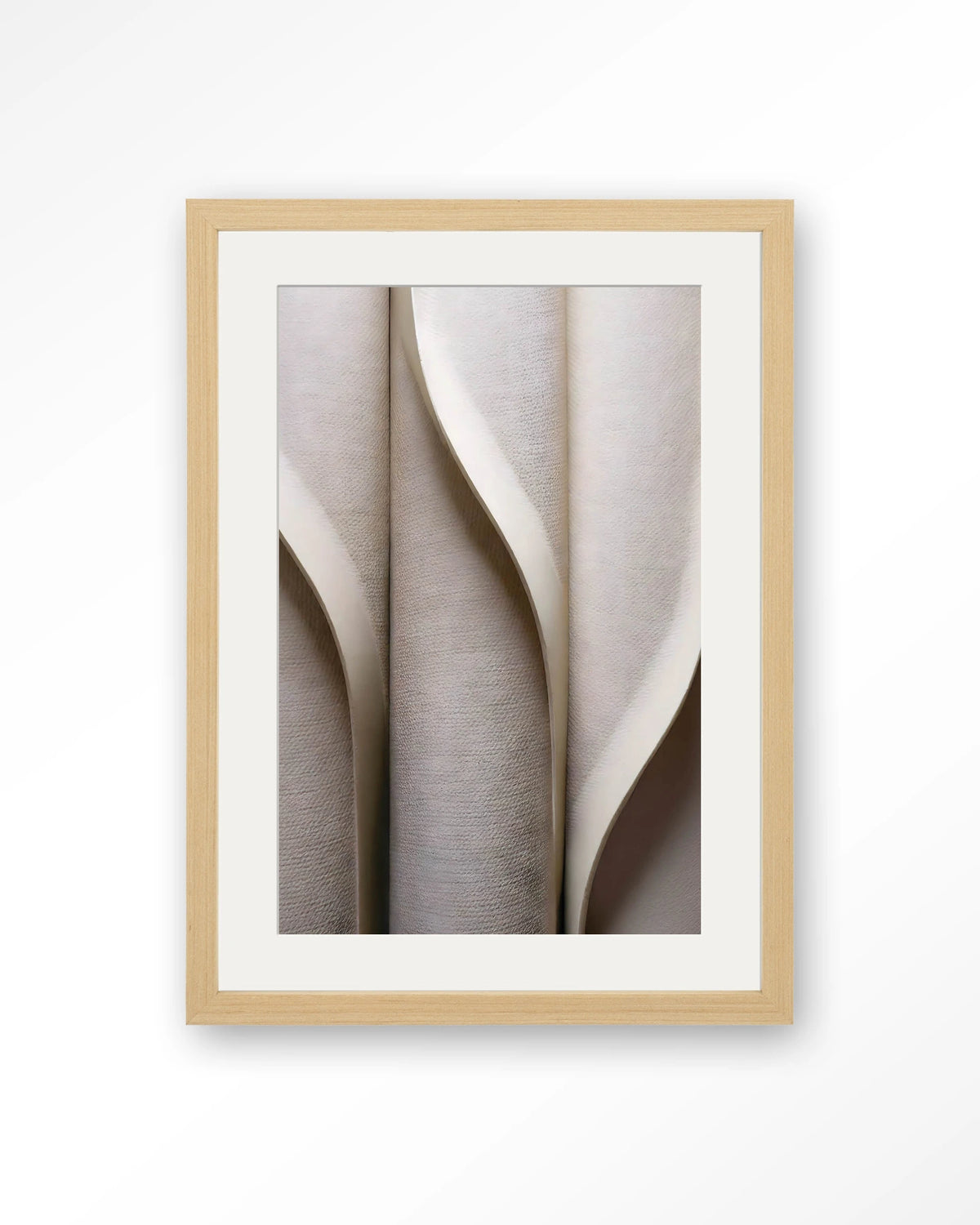 Silent Waves – abstracte plooien in beige – Art print – Hout naturel + passe-partout