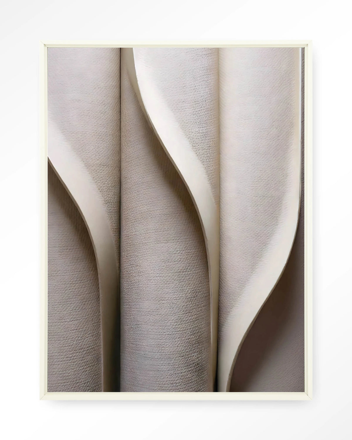 Silent Waves – abstracte plooien in beige – Wandkleed – Floating frame – wit