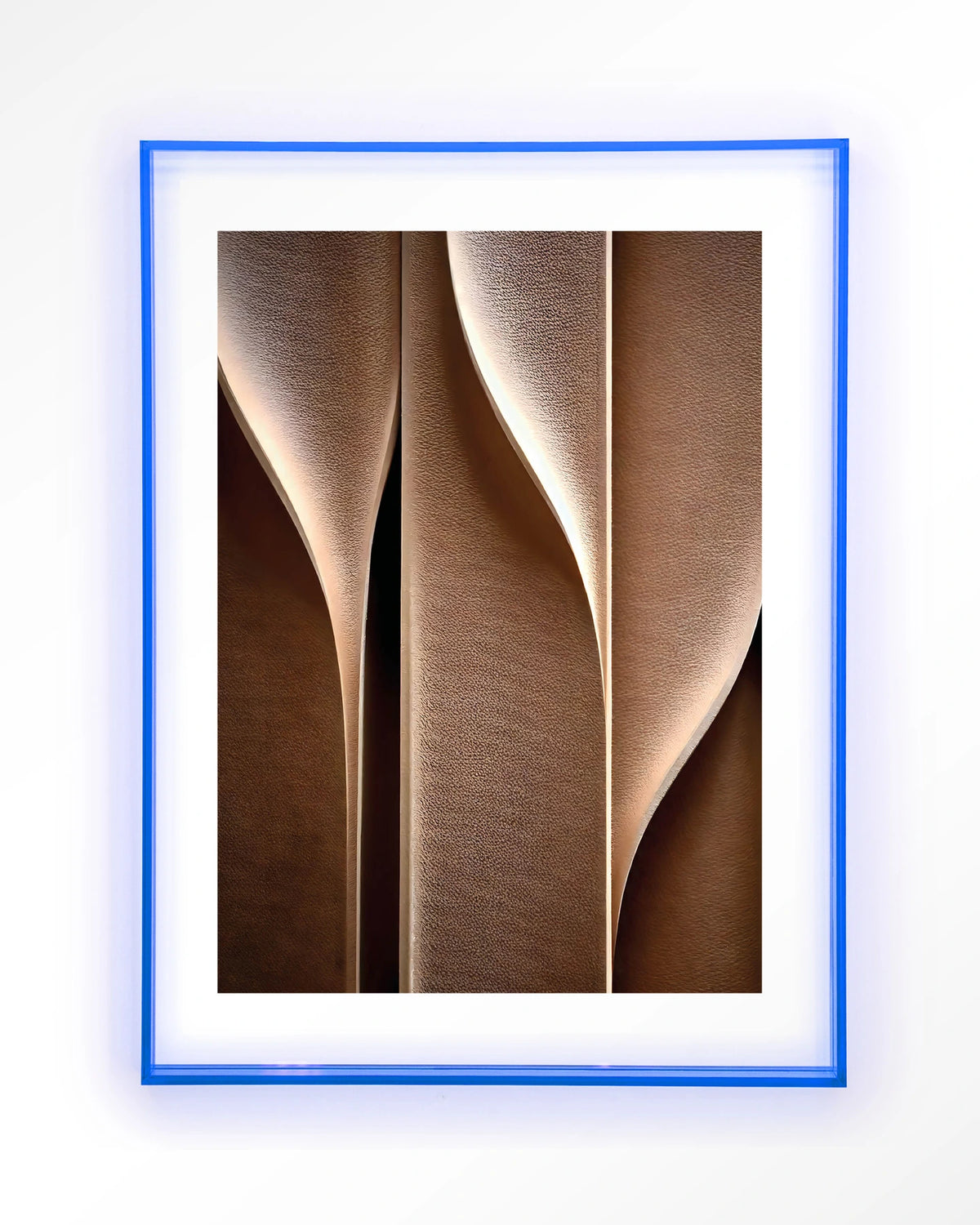 Whispering Curves – abstracte golven in bruin – Art print – Acryl lichtblauw