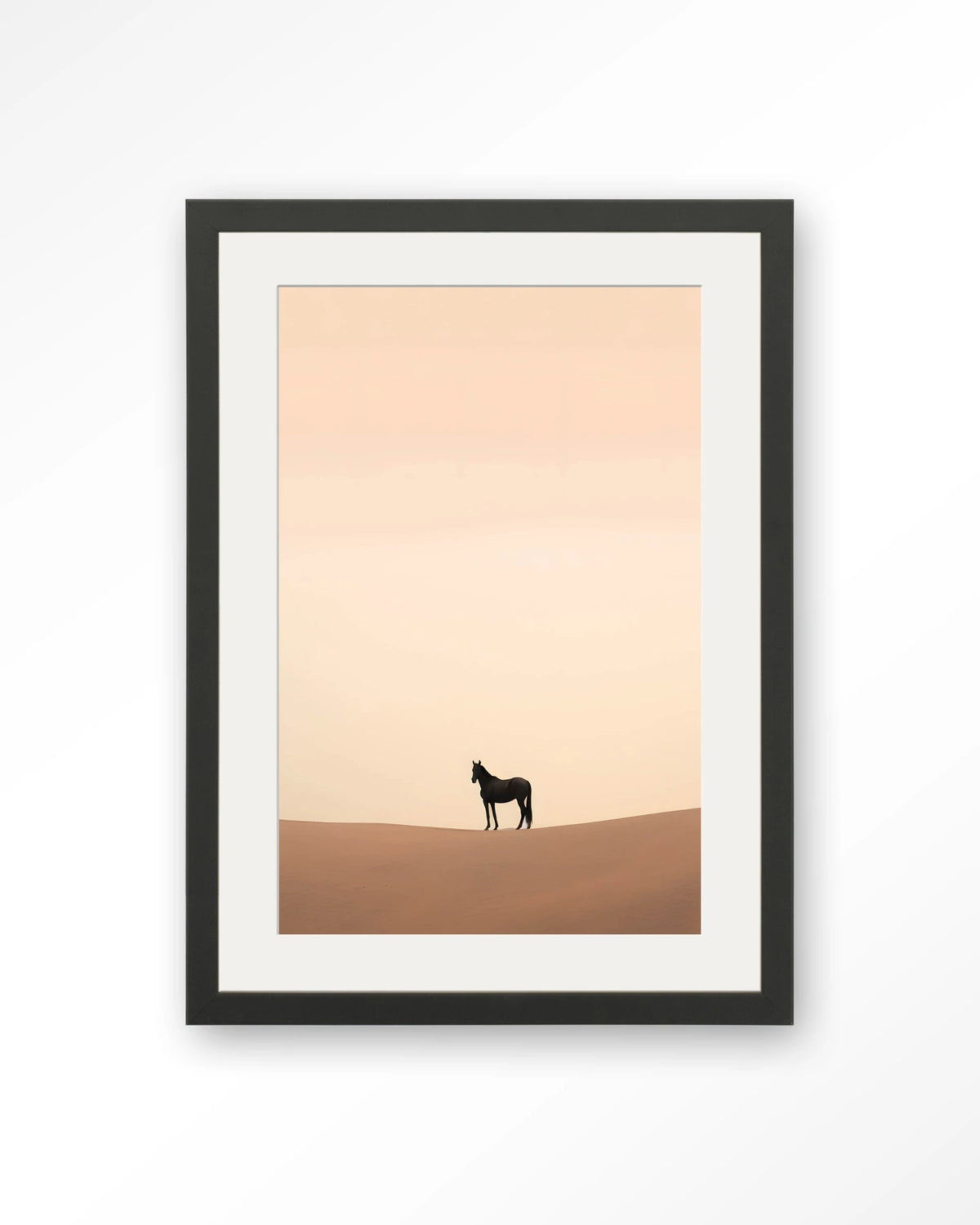 Desert Horse – paard in woestijn – Art print – Hout zwart + passe-partout