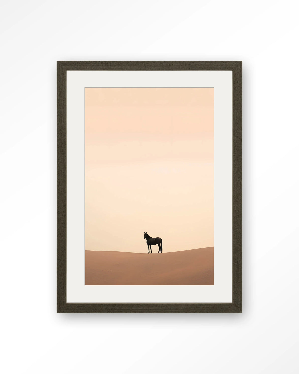 Desert Horse – paard in woestijn – Art print – Hout donkerbruin + passe-partout