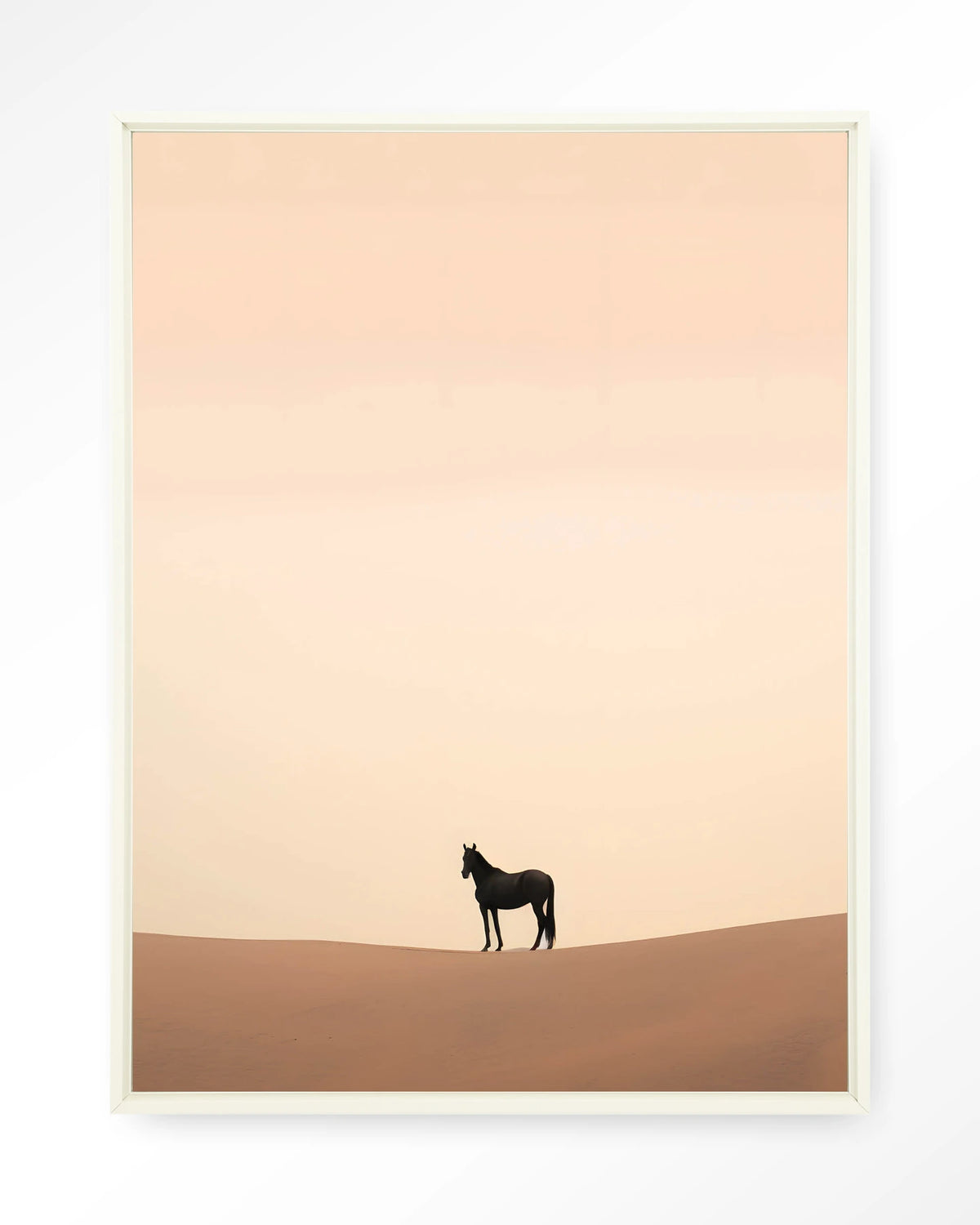 Desert Horse – paard in woestijn – Wandkleed – Floating frame – wit