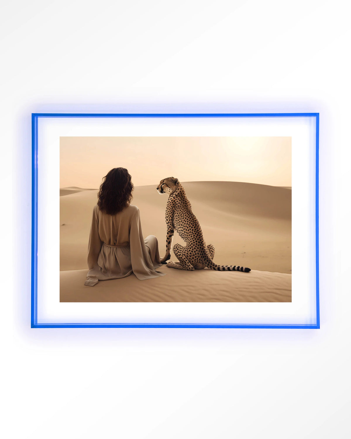 Desert Gazing – vrouw met cheetah in woestijn – Art print – Acryl lichtblauw