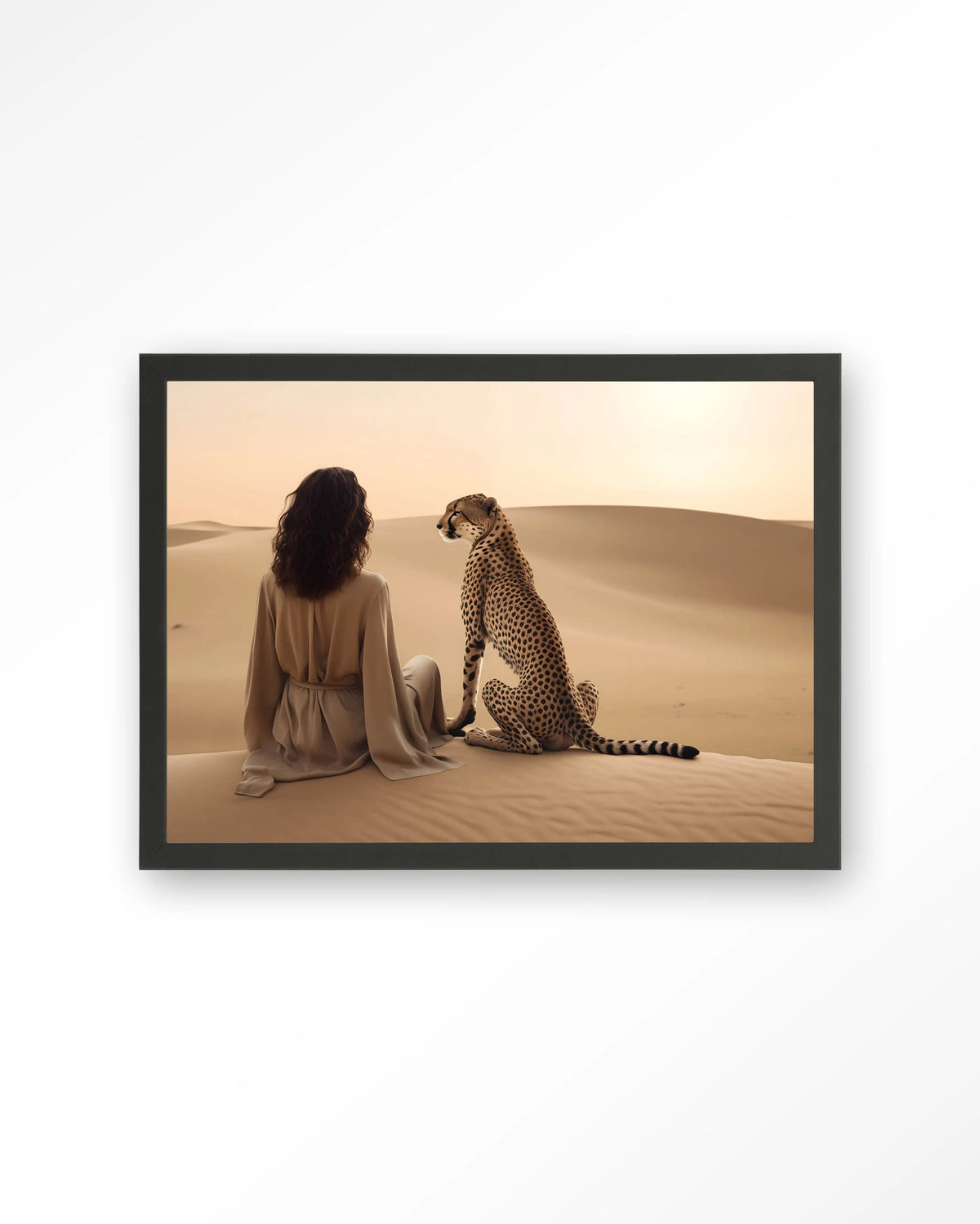 Desert Gazing – vrouw met cheetah in woestijn – Art print – Hout zwart