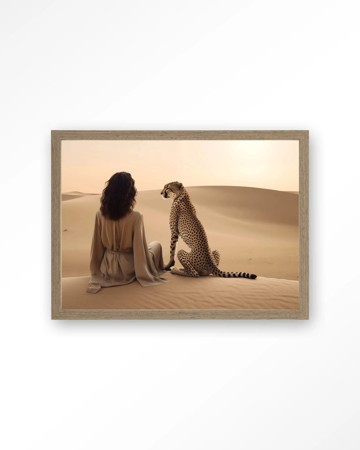 Desert Gazing – vrouw met cheetah in woestijn – Art print – Hout bruin