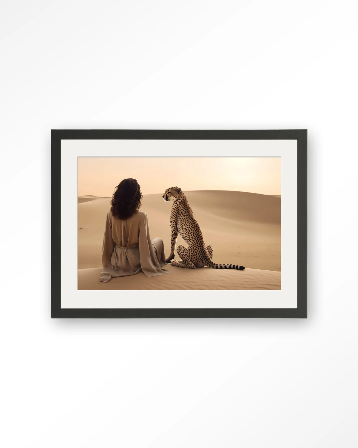 Desert Gazing – vrouw met cheetah in woestijn – Art print – Hout zwart + passe-partout