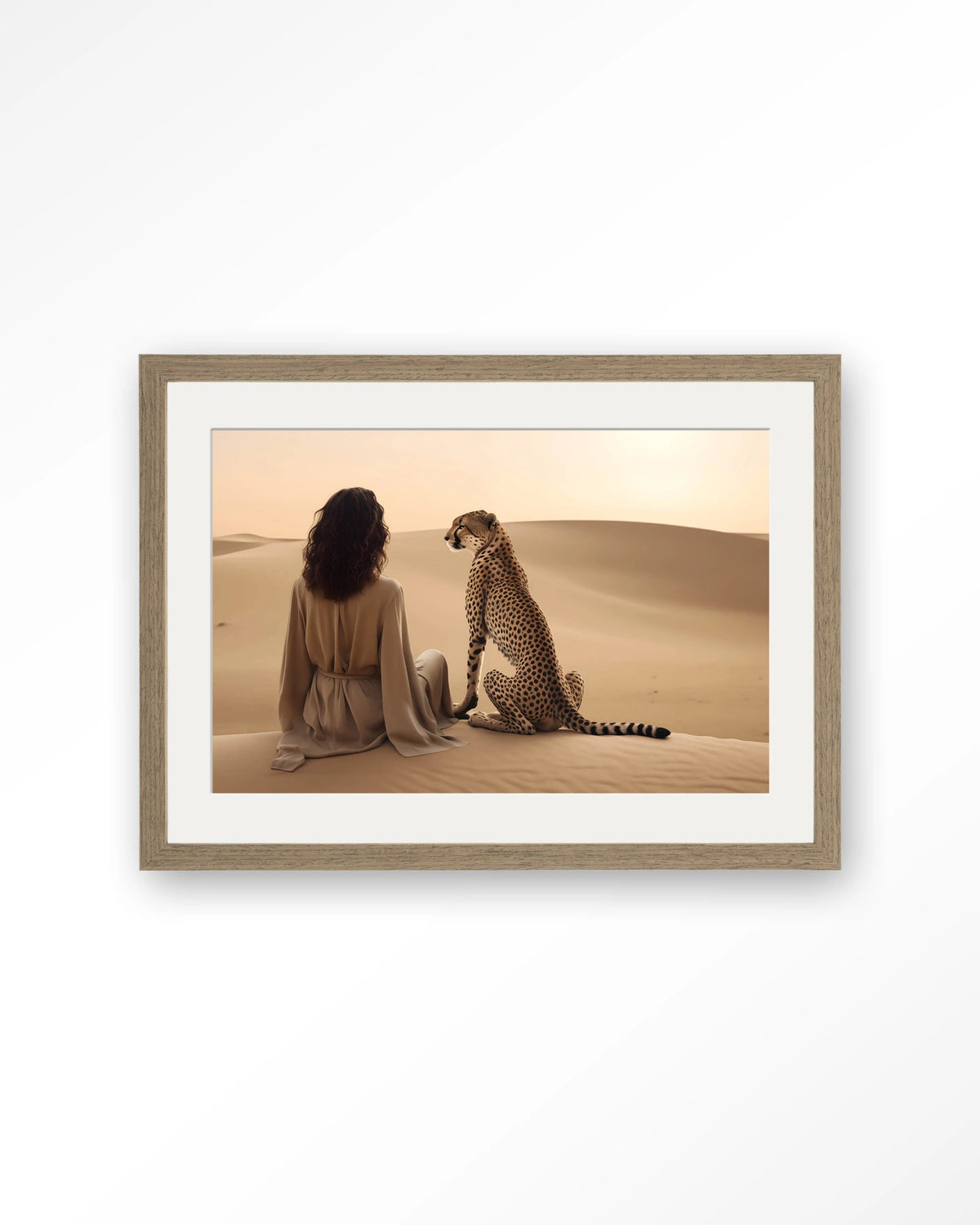 Desert Gazing – vrouw met cheetah in woestijn – Art print – Hout bruin + passe-partout