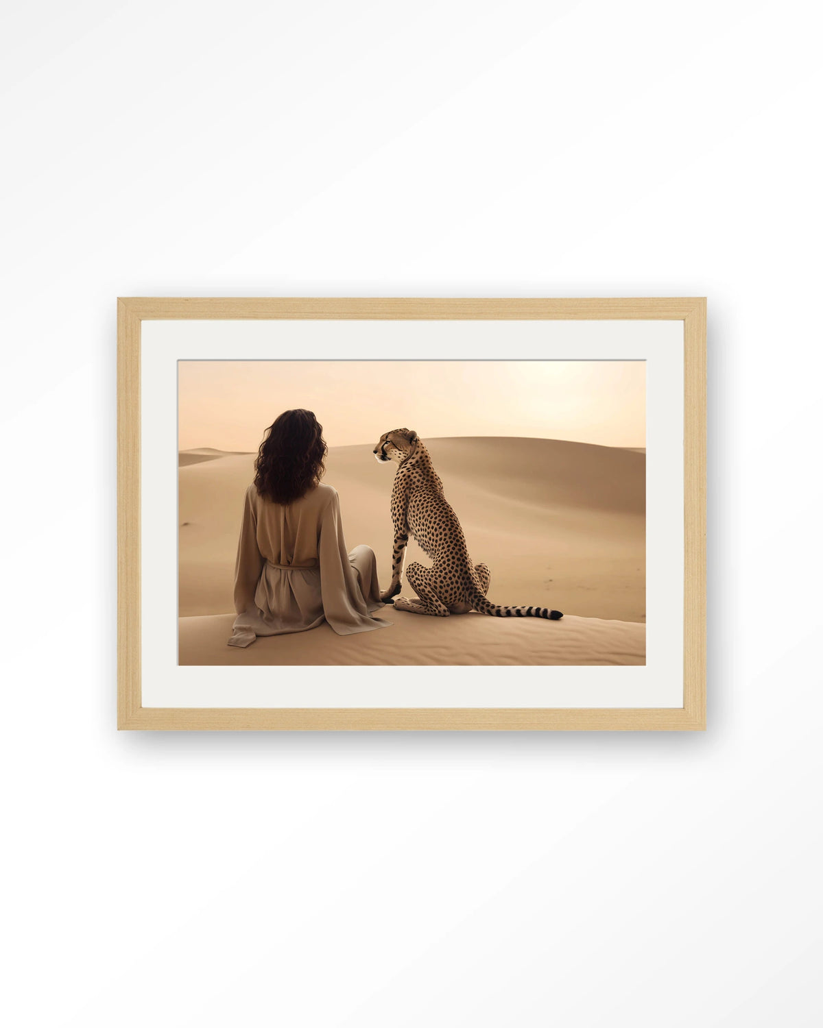 Desert Gazing – vrouw met cheetah in woestijn – Art print – Hout naturel + passe-partout
